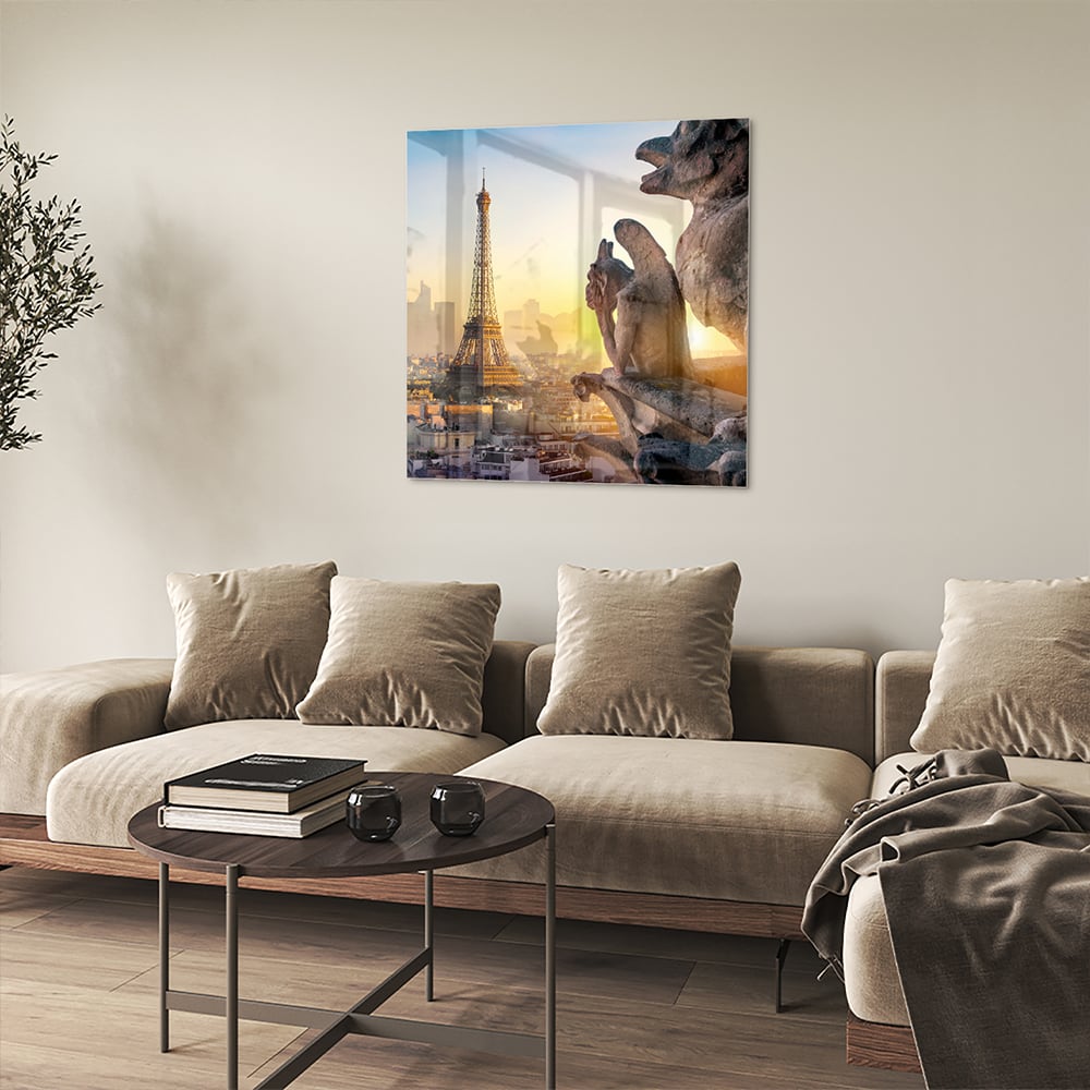 Glazen schilderij met de Eiffeltoren tijdens zonsondergang boven Parijs.