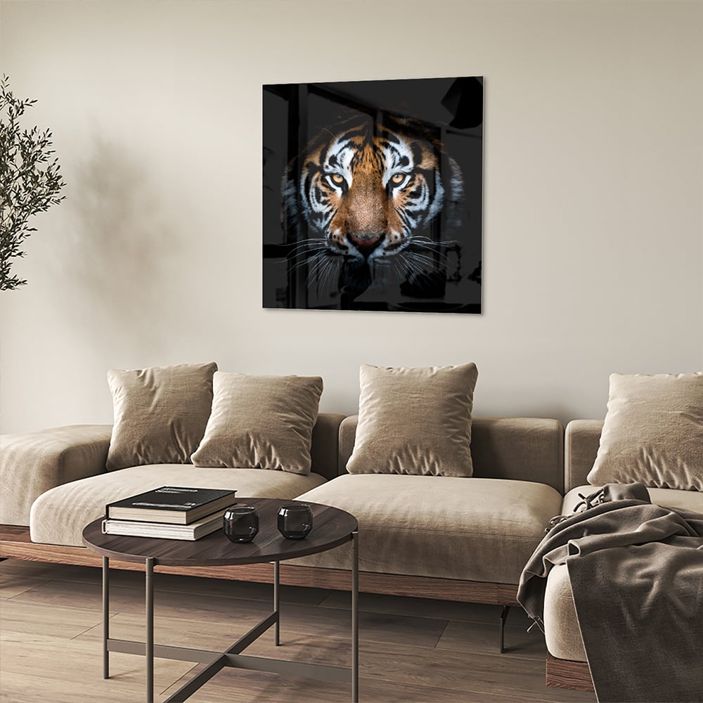 Glazen schilderij van een tijger met intense ogen, hangt aan de muur.