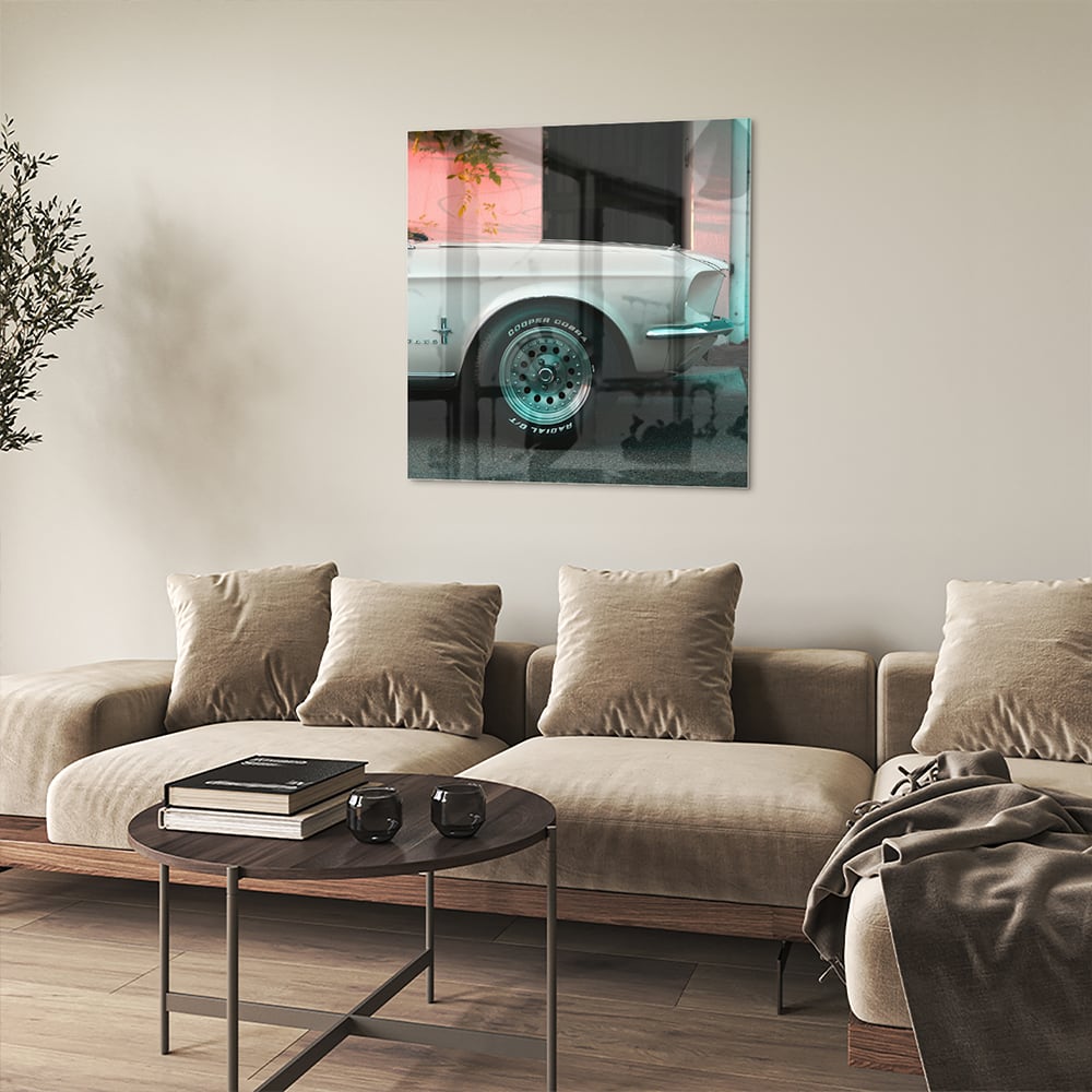 Glazen schilderij van een vintage auto in een sfeervol interieur