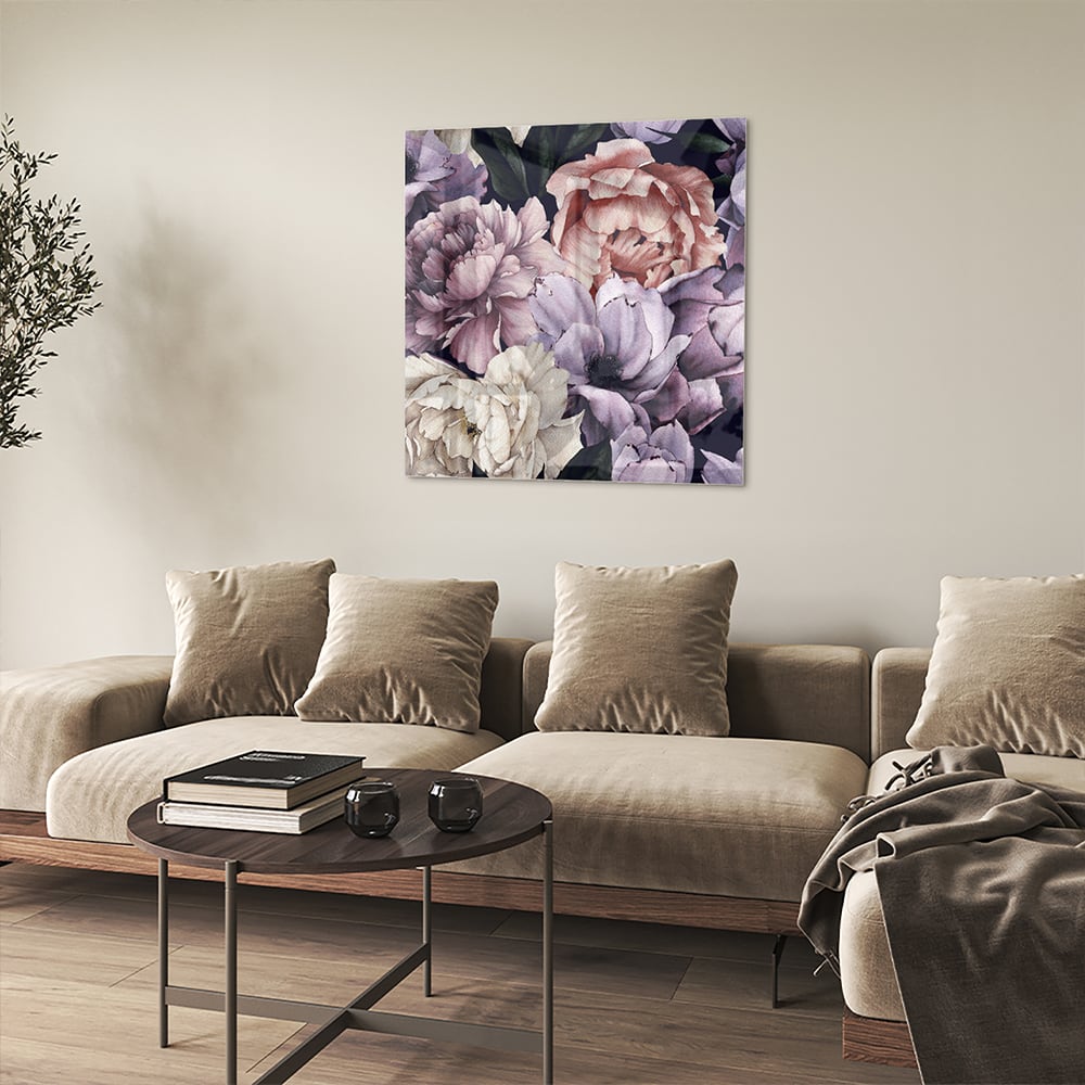 Glas schilderij met paarse en gouden bloemen in een moderne woonkamer