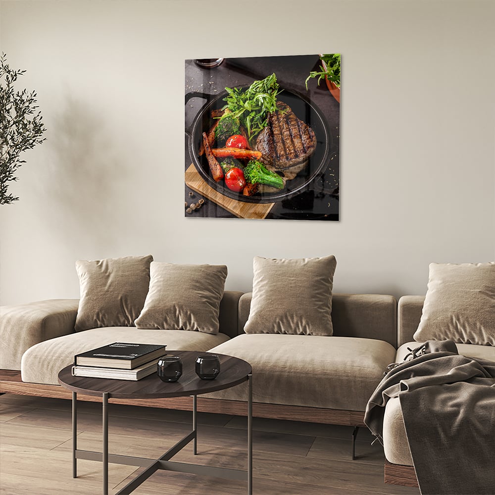 Glazen schilderij met een gegrilde steak en verse groenten in een pan