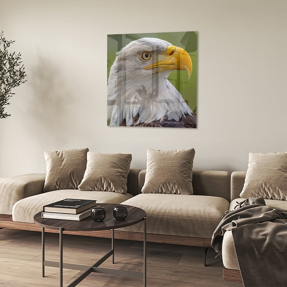 Een prachtig glazen schilderij van een Amerikaanse zeearend met een groene achtergrond.