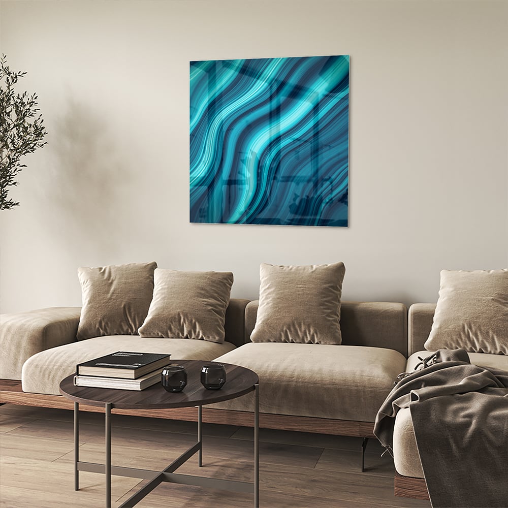 Moderne glazen schilderij met blauwe en groene golven aan de muur