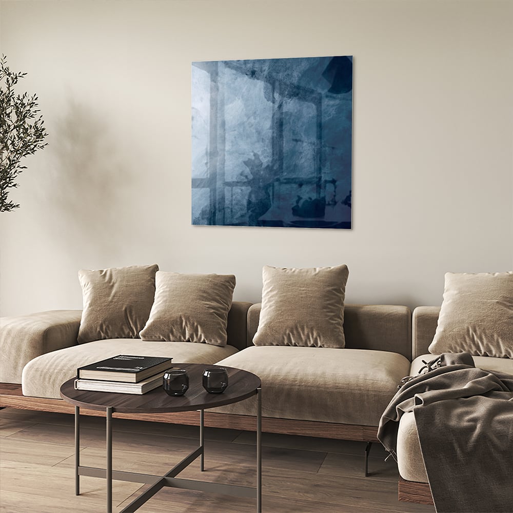 Abstract blauw glas schilderij aan de muur bij een houten meubel.