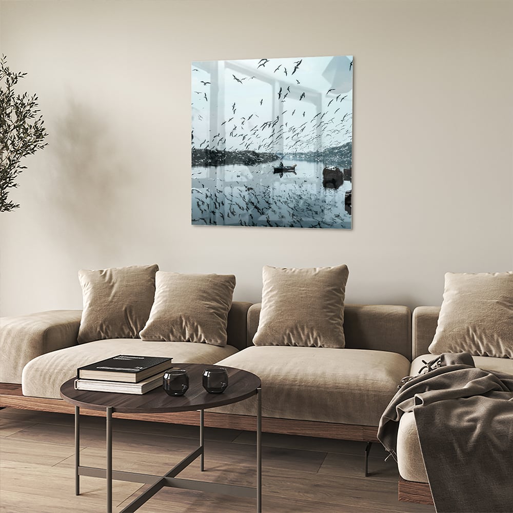 Glazen schilderij van vogels boven kalm water met reflecties.