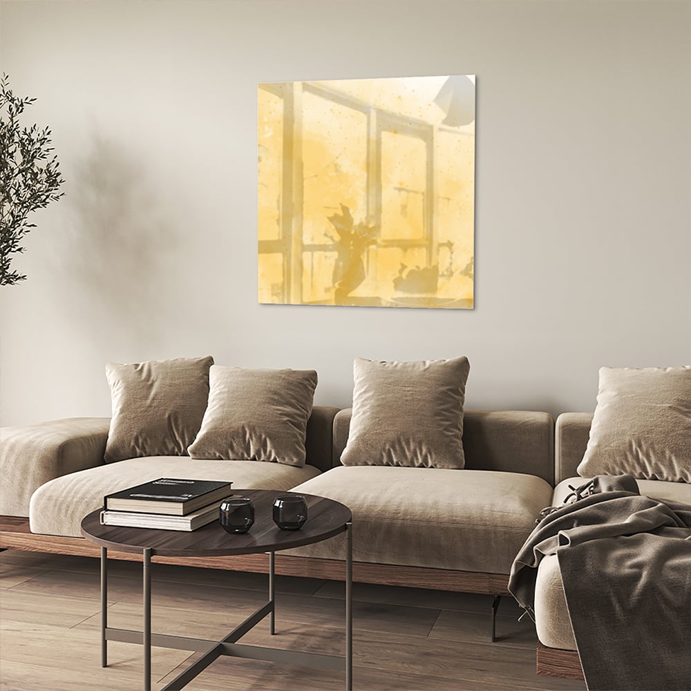 Abstract glazen schilderij in gouden tinten op een witte muur in een moderne woonkamer.