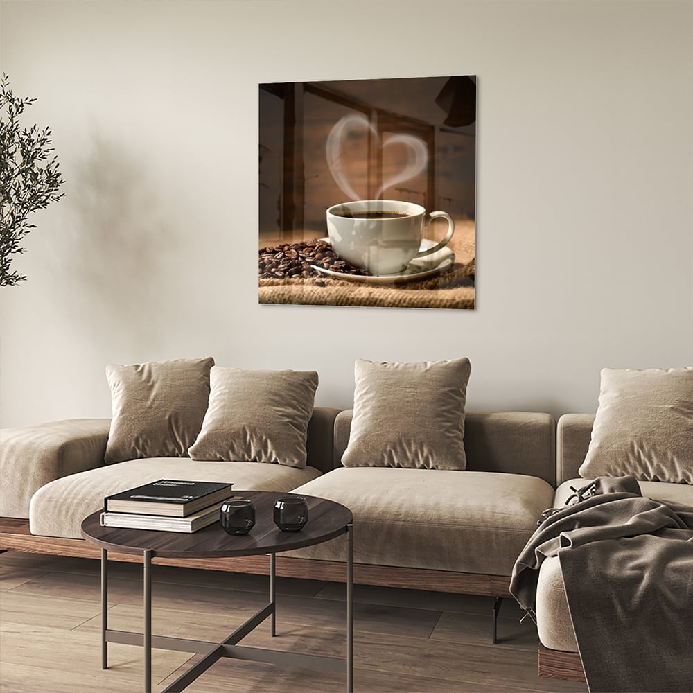 Glazen schilderij van een kop koffie met koffiebonen op een houten tafel.
