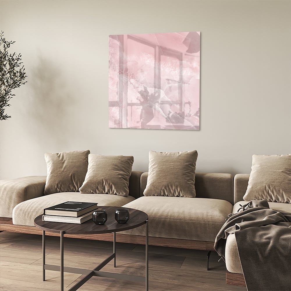 Elegant glazen schilderij in zachte roze tinten boven een houten kast.