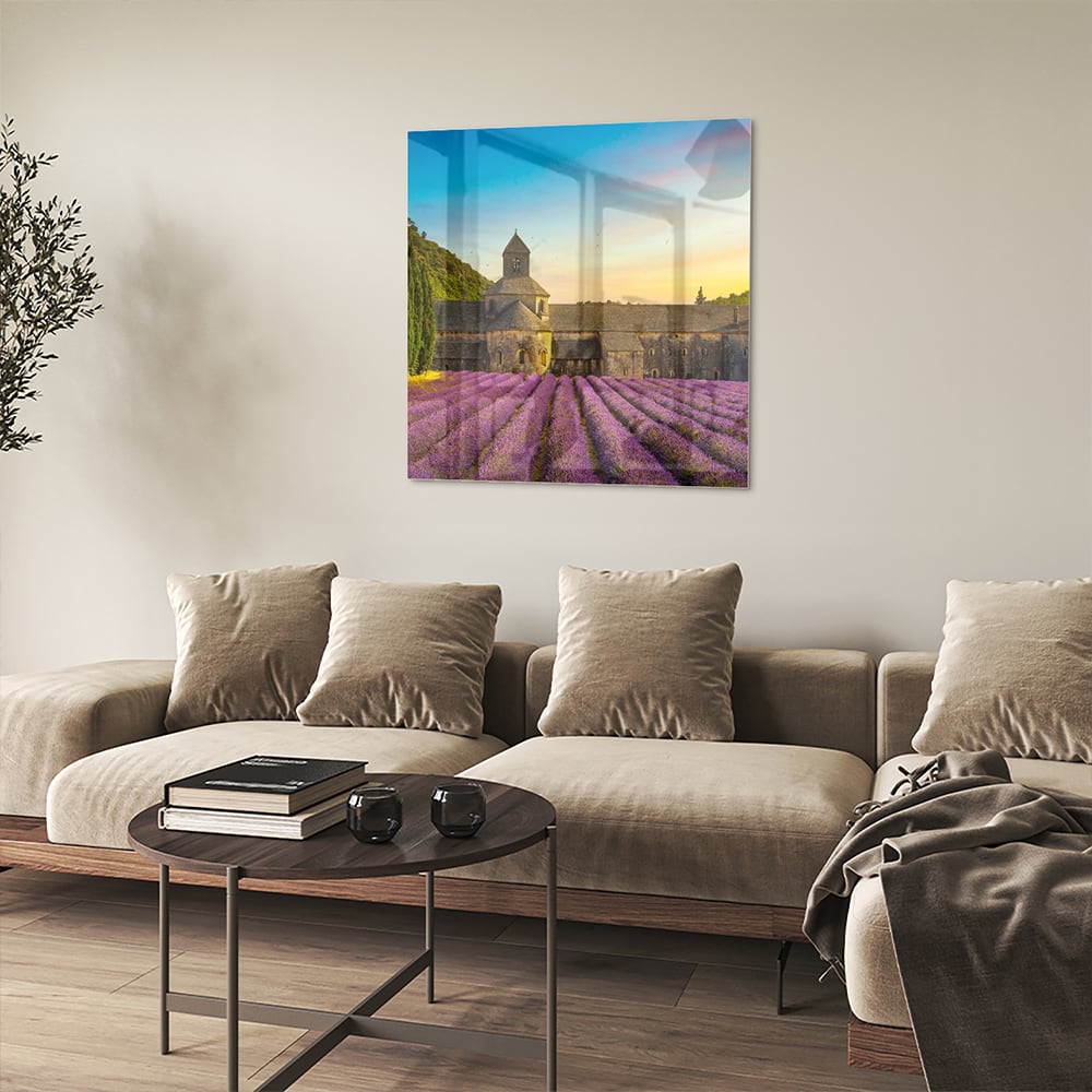 Glazen schilderij van lavendelvelden en een klooster in de Provence