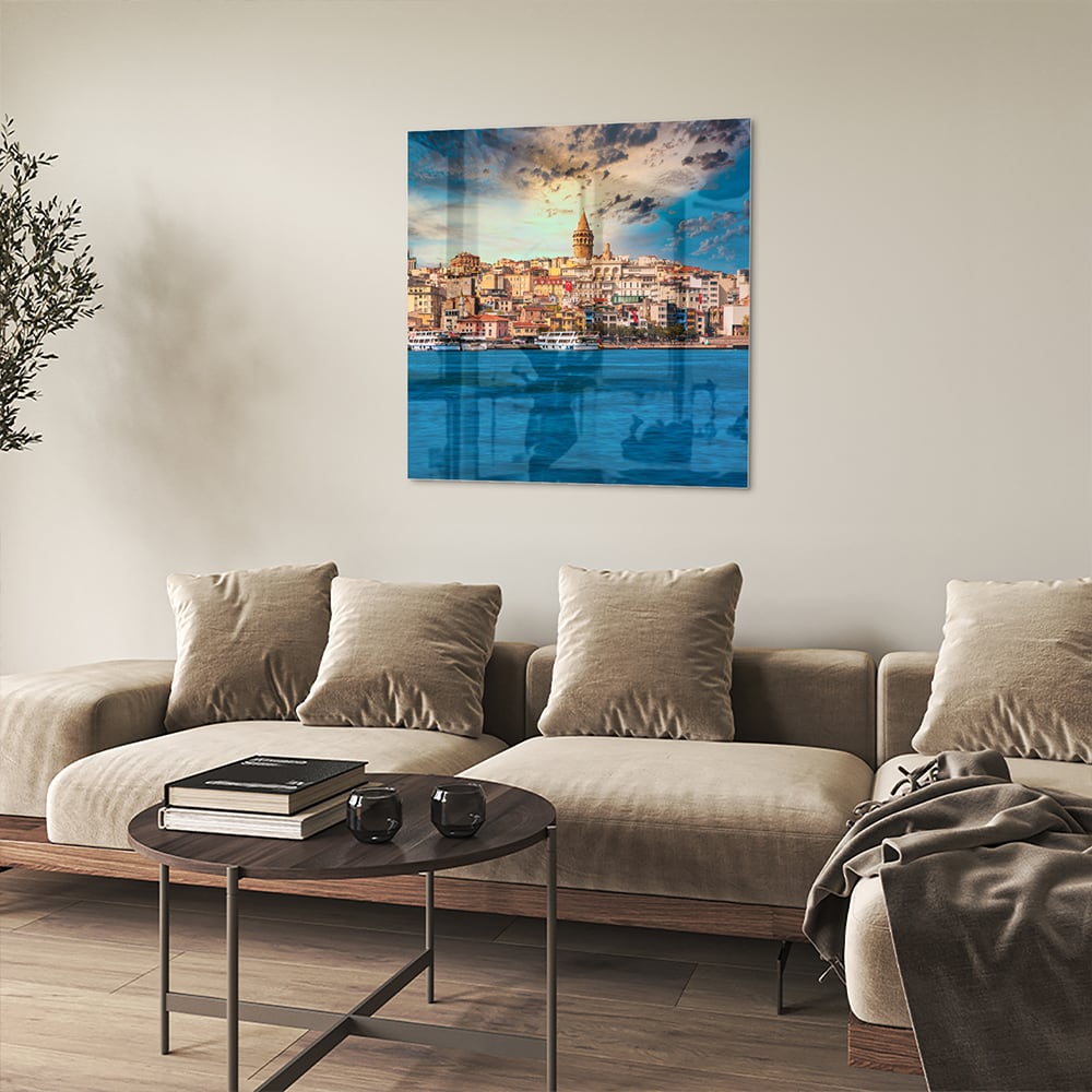 Glazen schilderij van een stad aan zee met kleurrijke gebouwen.