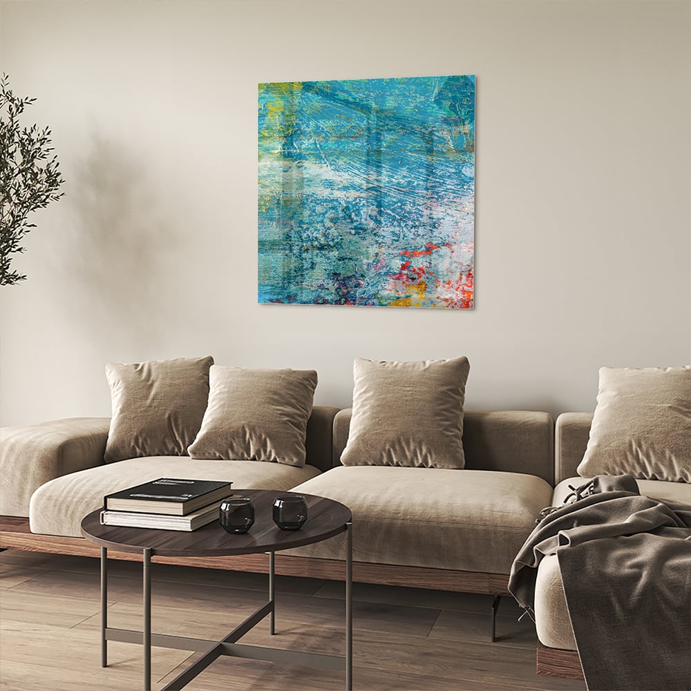 Kleurrijk abstract glazen schilderij aan de muur boven een houten kast