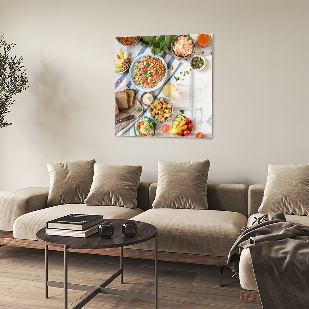 Kleurrijk glazen schilderij met een variteit aan verse gerechten en ingredinten, ideaal voor keukeninspiratie.