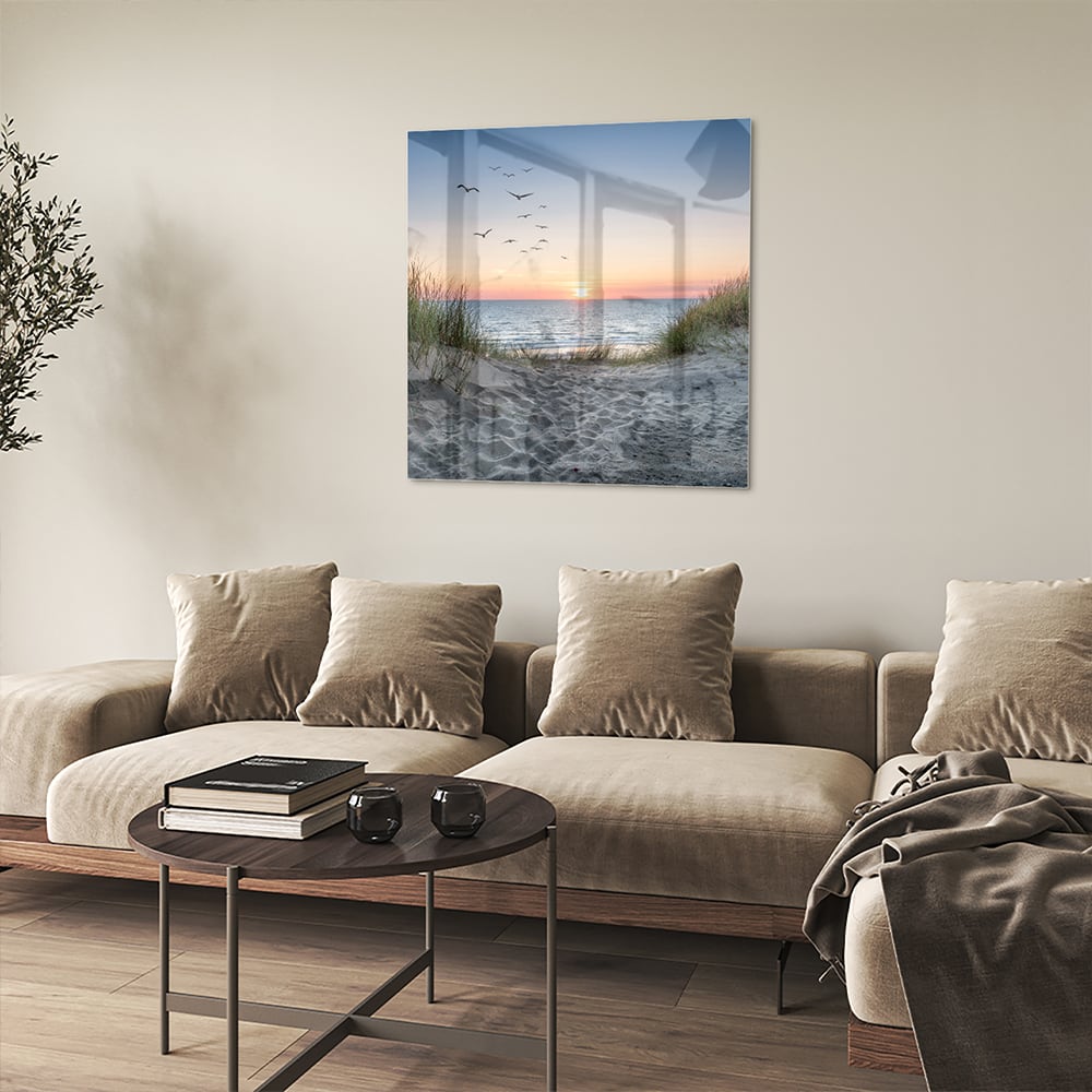 Glazen schilderij van een serene zonsondergang boven de zee met gras en vogels