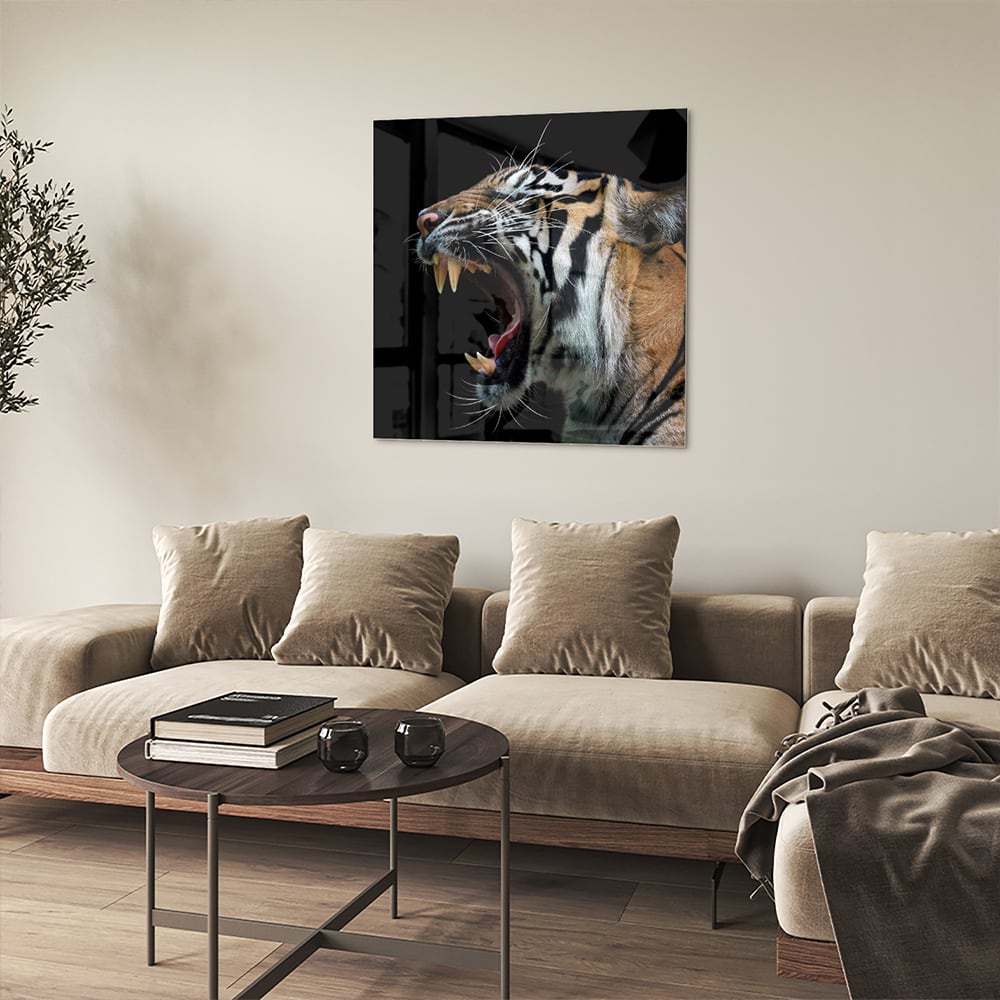 Glazen schilderij van een brullende tijger aan de muur in een stijlvolle kamer.