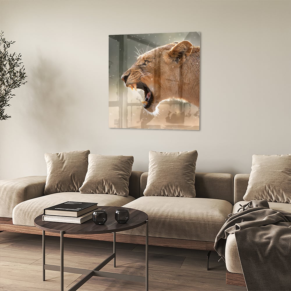 Glazen schilderij van een brullende leeuw, bijzonder kunstwerk voor aan de muur.