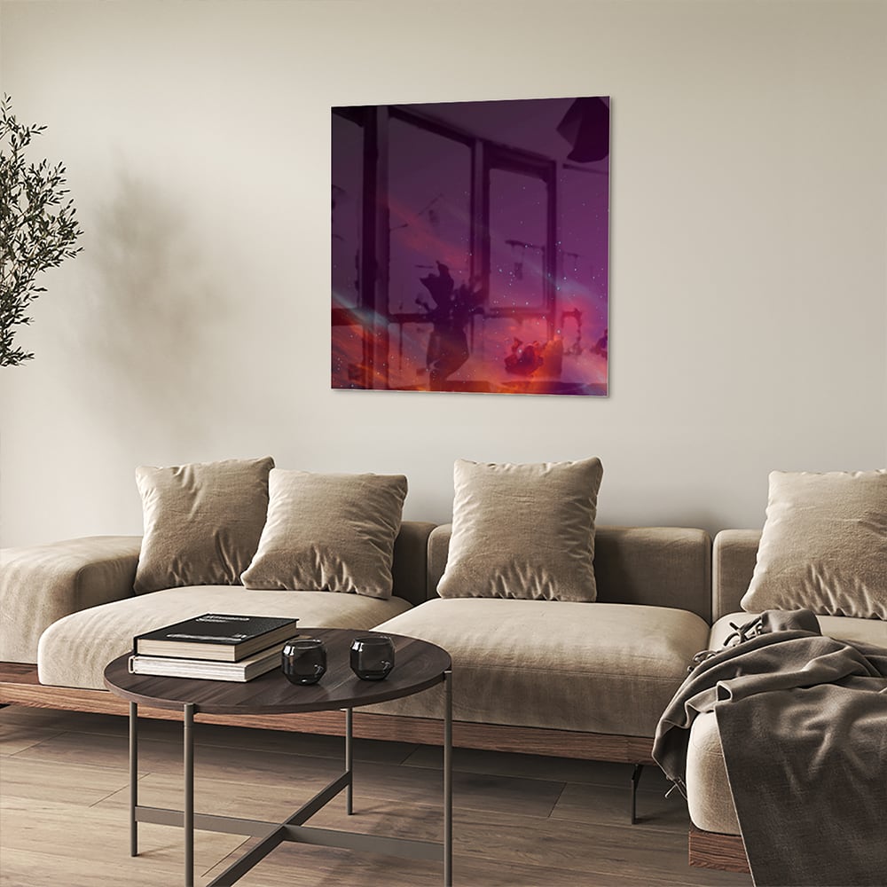 Een kleurrijk glazen schilderij met abstracte vormen in een moderne woonkamer.