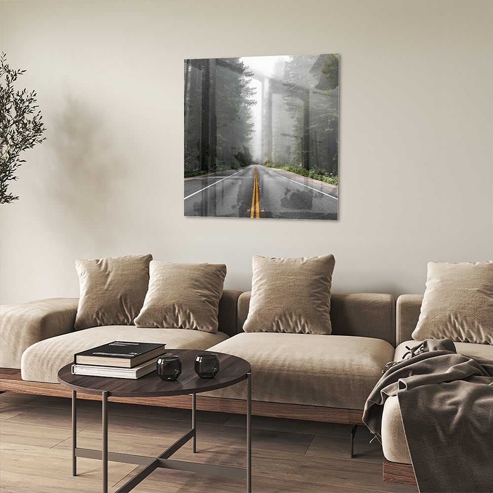 Glazen schilderij van een mistige weg omgeven door bomen in een interieur.