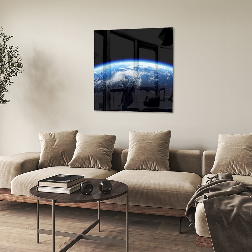 Glazen schilderij met een afbeelding van de aarde en blauwe lucht, perfect voor een moderne inrichting.