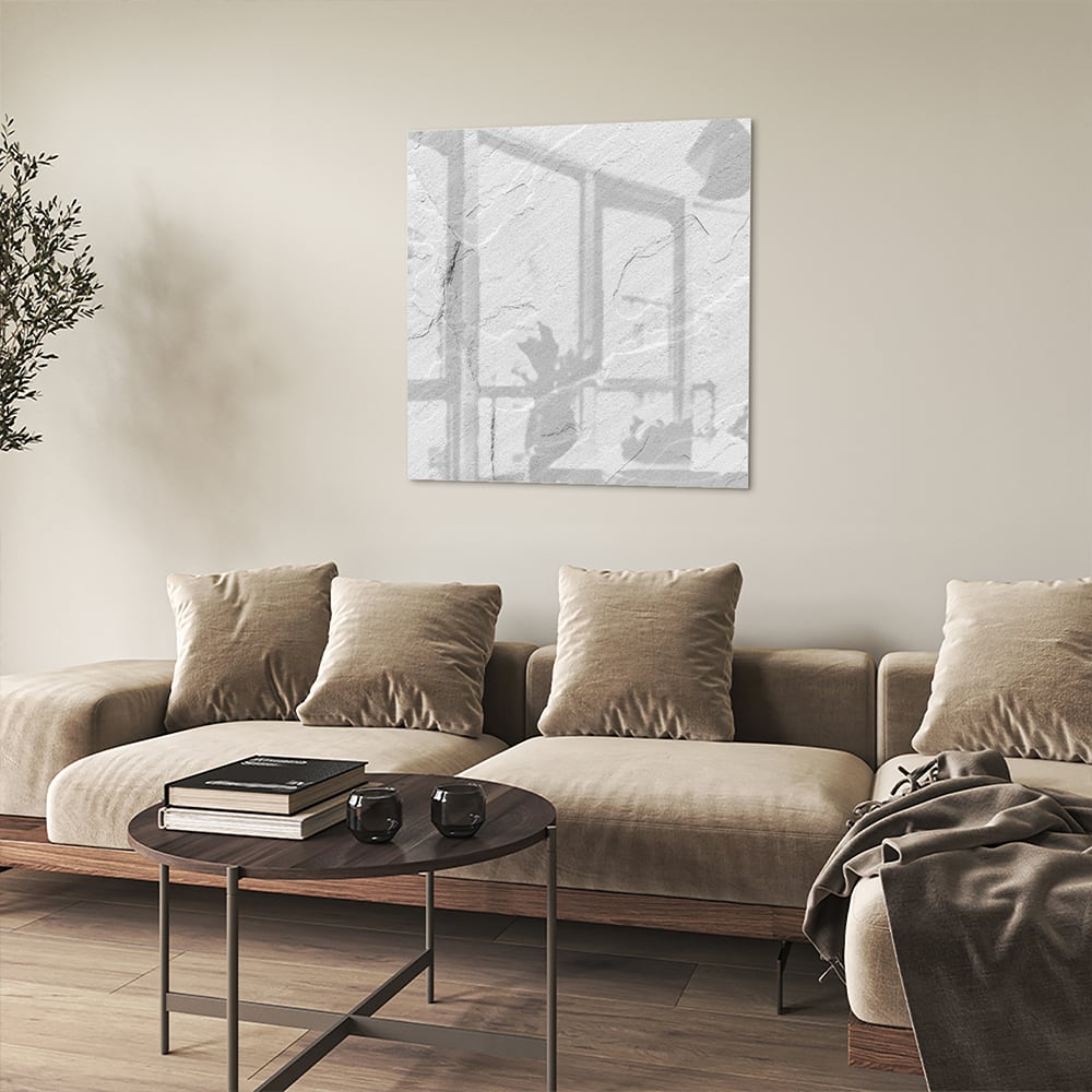 Minimalistisch glazen schilderij in grijstinten aan de muur boven een houten meubel.