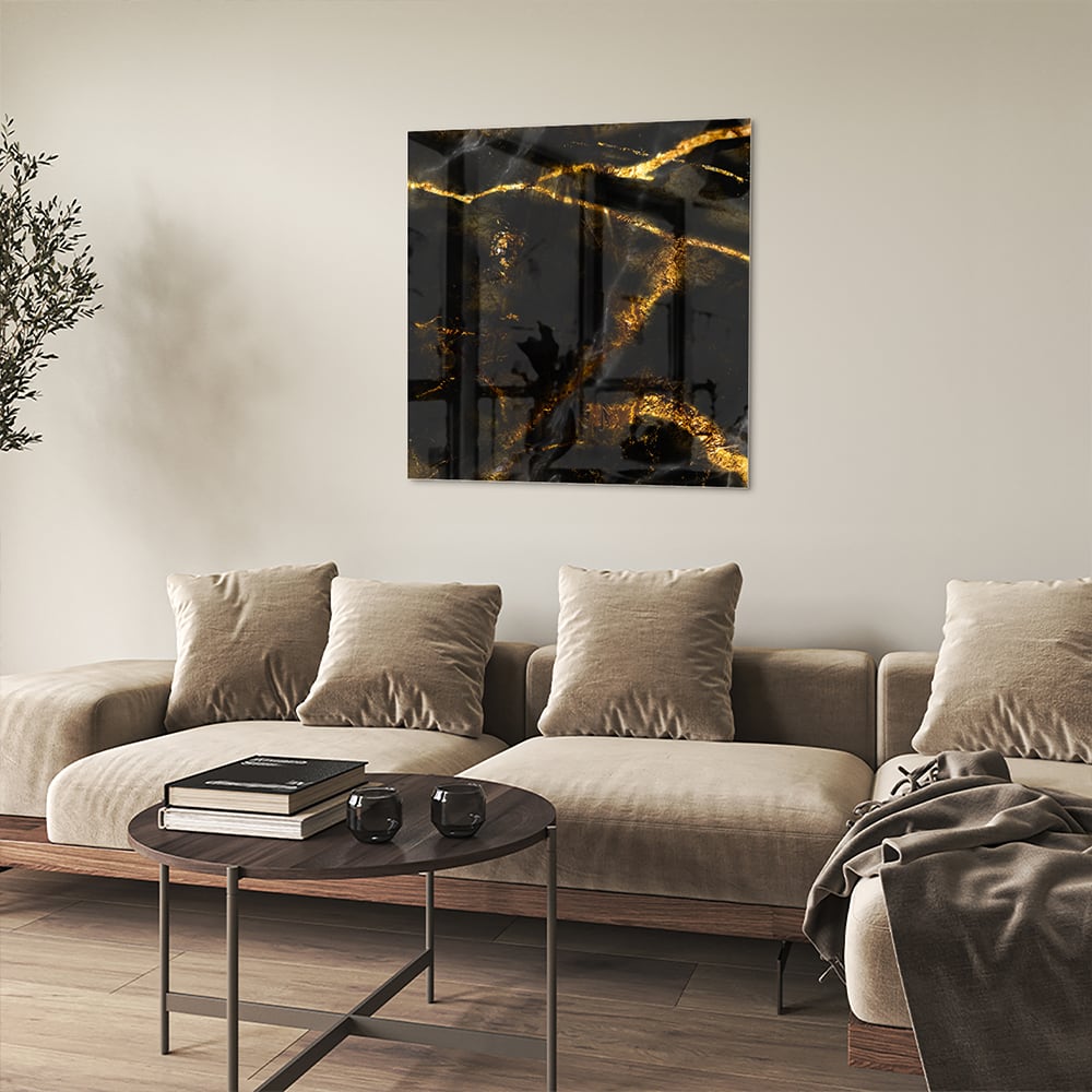Glazen schilderij met zwart en gouden marmerdesign aan de muur