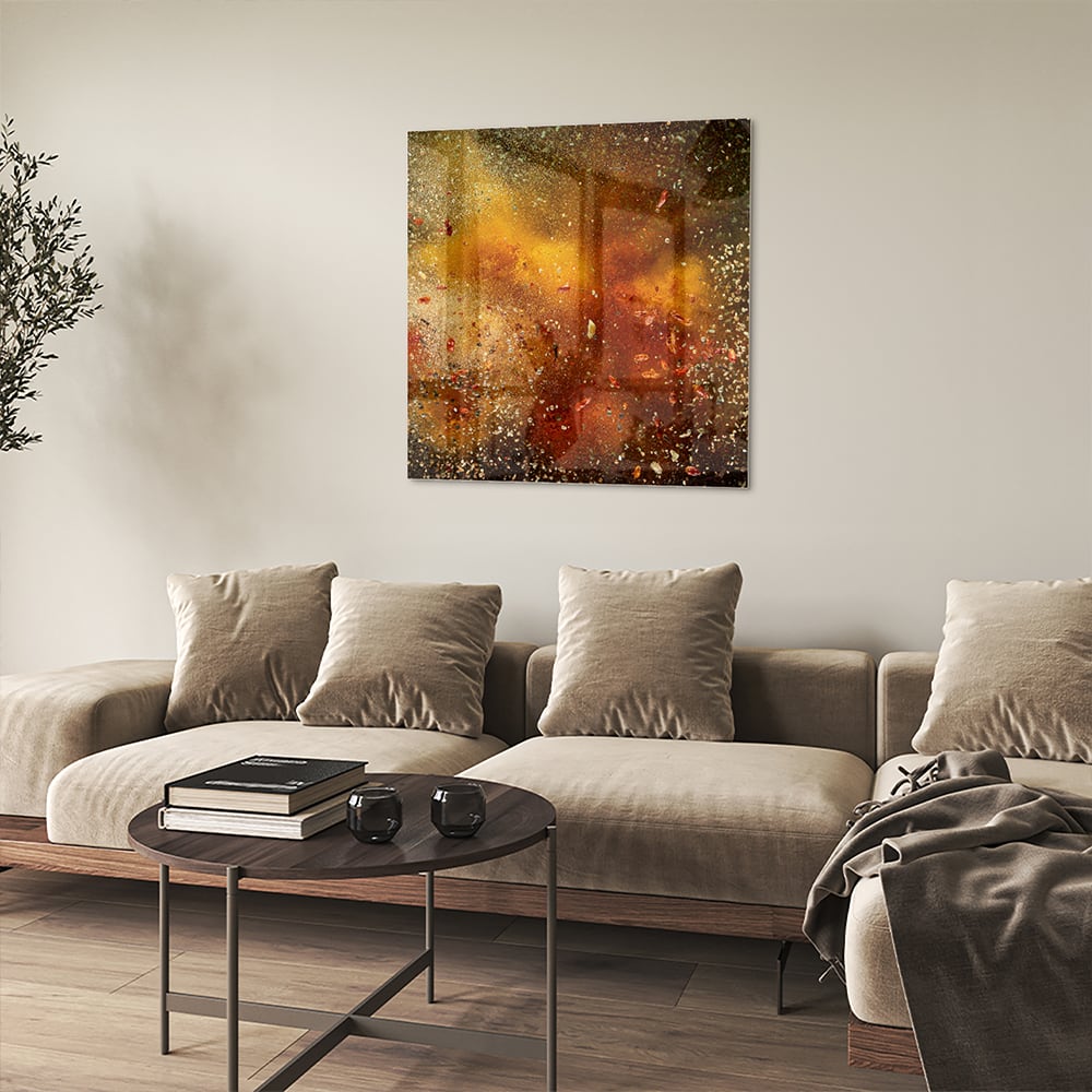 Abstract glazen schilderij met glinsterende warme kleuren in een moderne woonkamer.