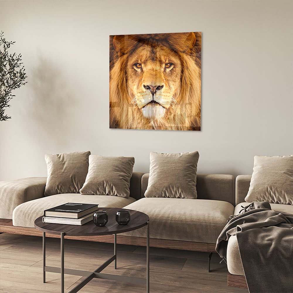 Glazen schilderij van een majestueuze leeuw in een modern interieur