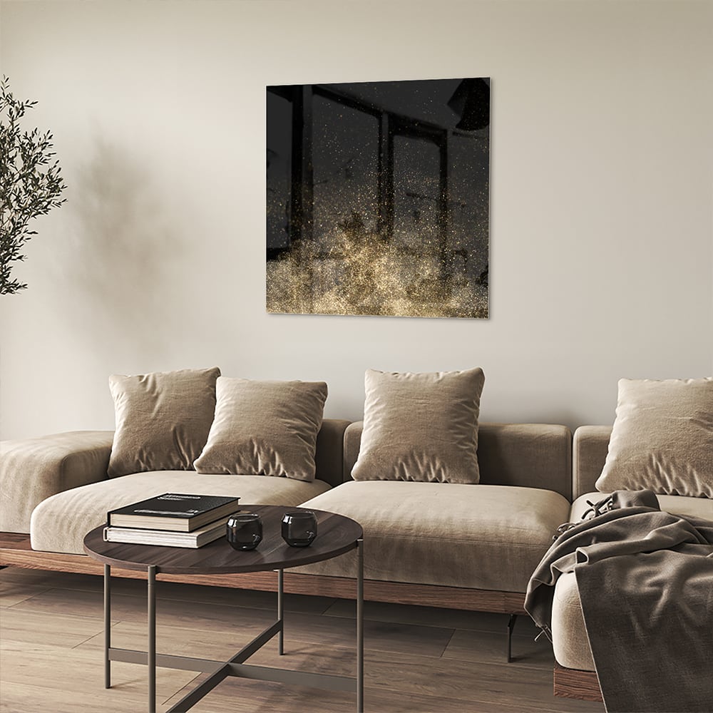 Glazen schilderij met zwarte achtergrond en gouden accenten aan de muur