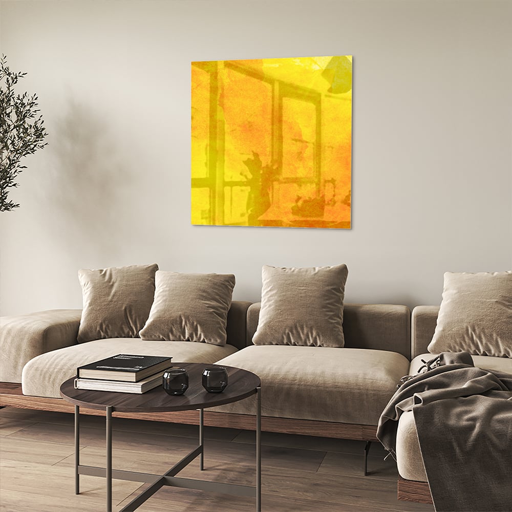 Gele glazen schilderij boven een houten bureau in een woonkamer.