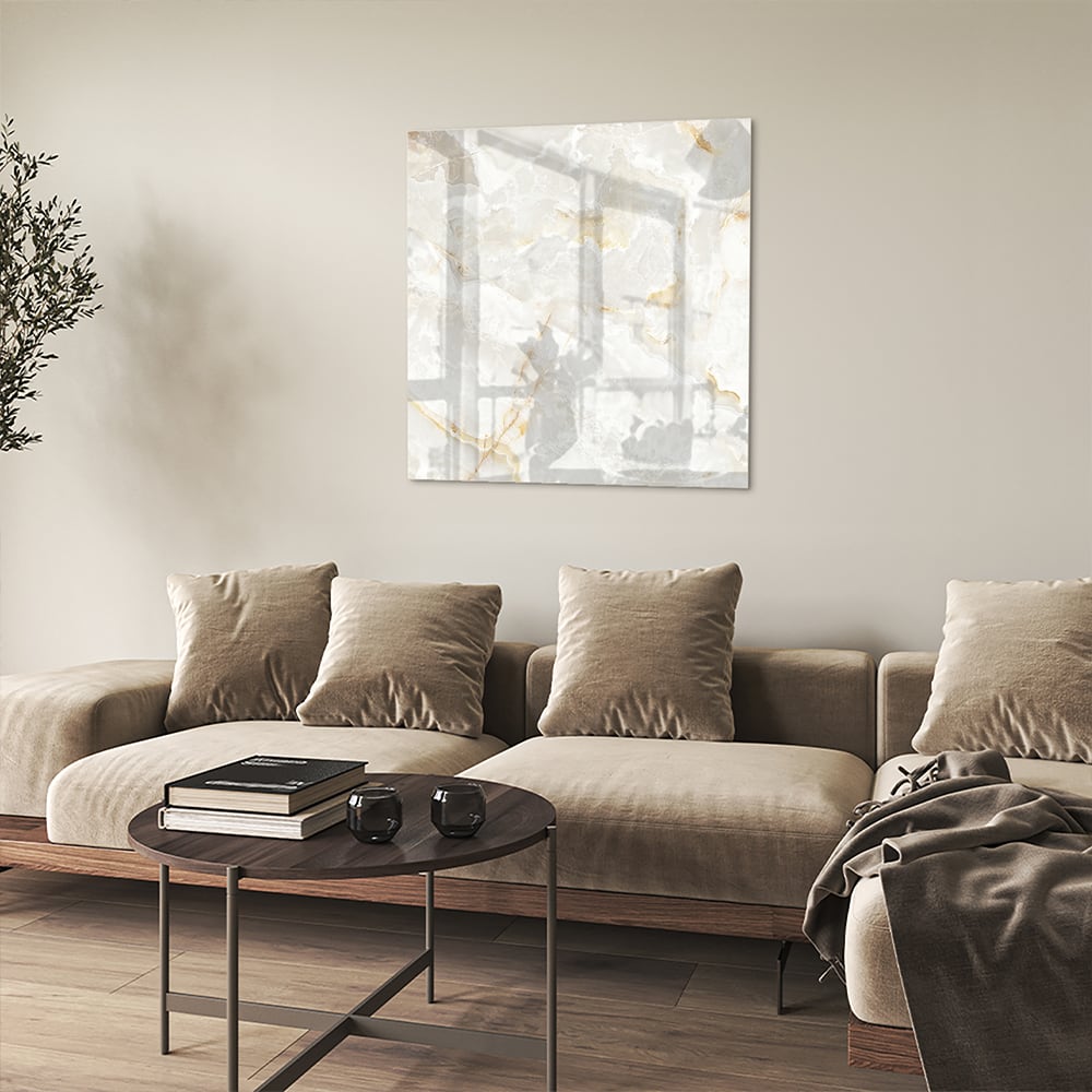 Elegant glazen schilderij met grijs marmer en gouden aders in moderne woonkamer