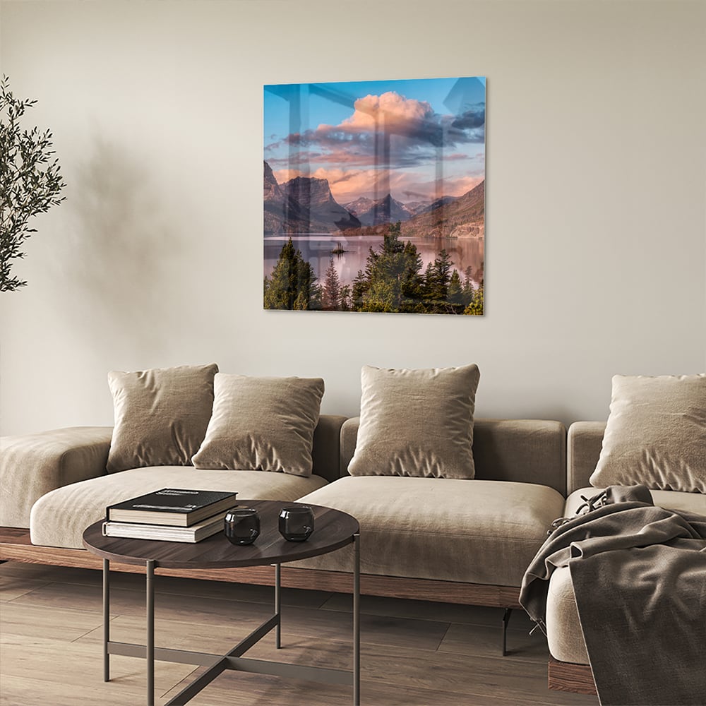 Glazen schilderij van bergen bij zonsopgang in een lichte woonkamer.