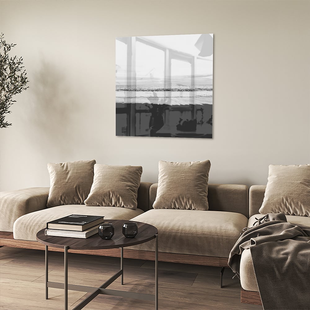 Minimalistisch zwart-wit glazen schilderij aan de muur in een modern interieur.