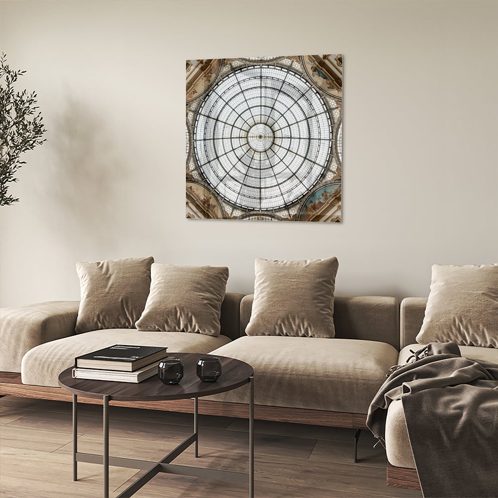 Elegant glazen schilderij van een kunstzinnige koepel op een muur.