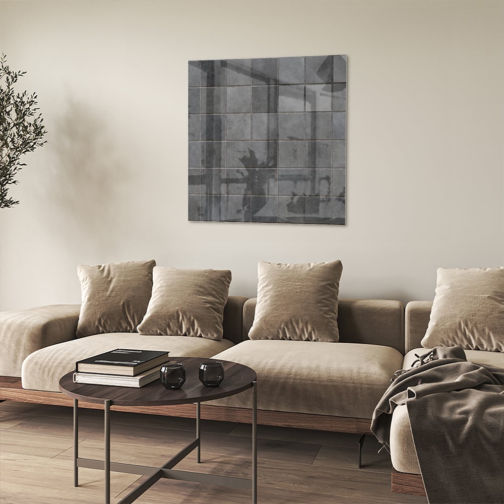 Modern glazen schilderij in grijstinten aan de muur boven een houten kast