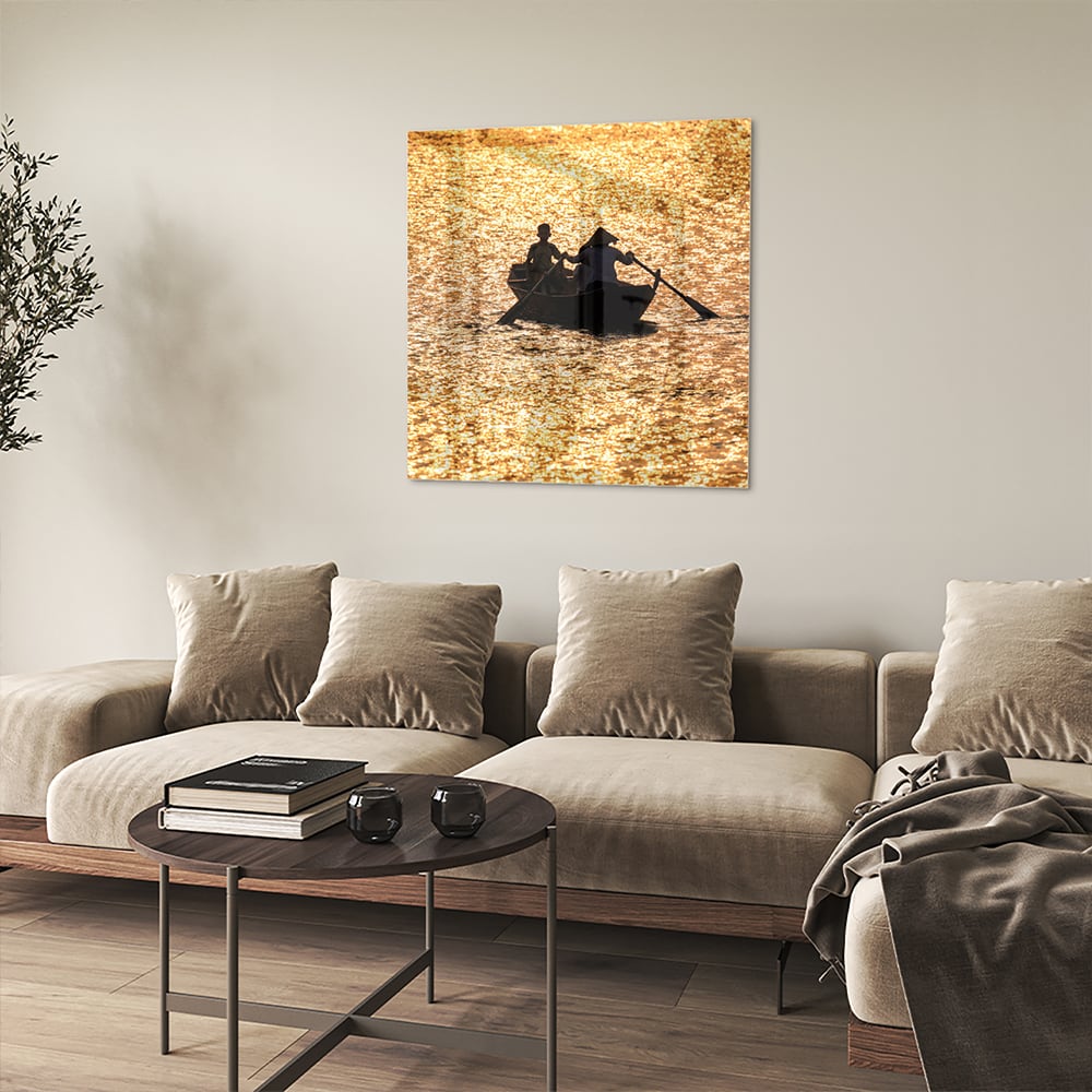 Glazen schilderij van een roeiboot op glinsterend, gouden water