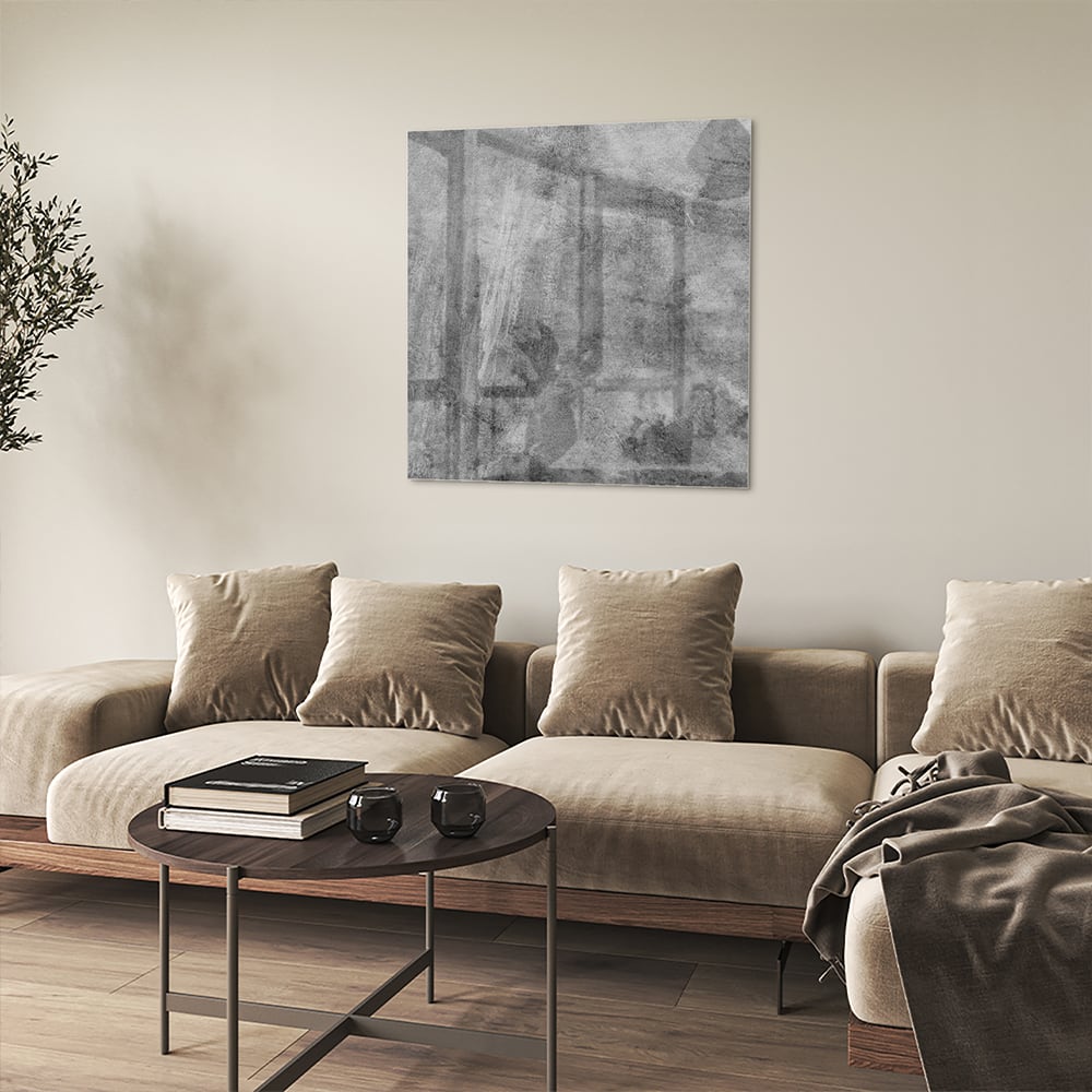 Abstract glazen schilderij in grijstinten op een witte muur.