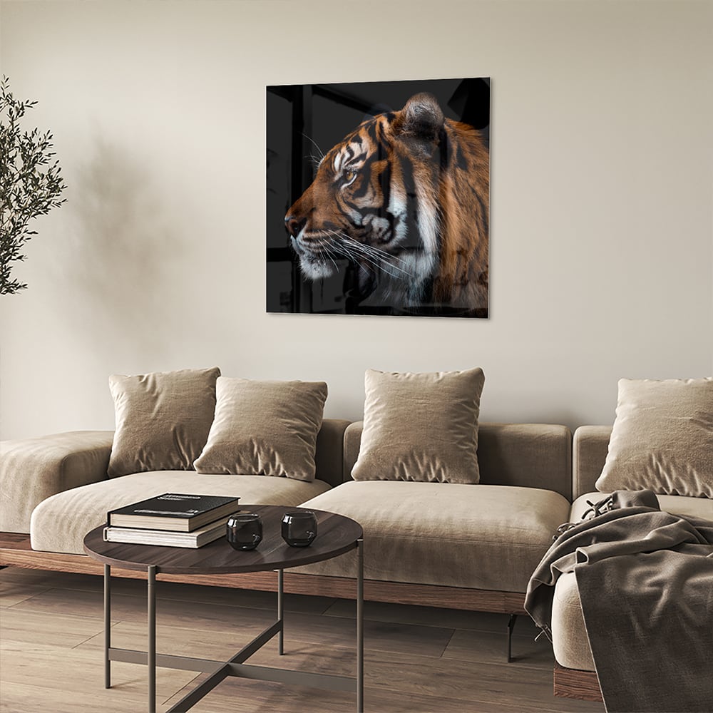 Glazen schilderij van een tijger met focus op het hoofd.