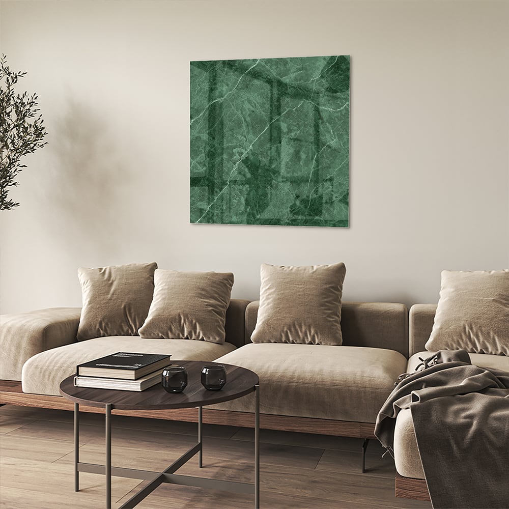 Groen glazen schilderij met marmerpatroon aan de muur.