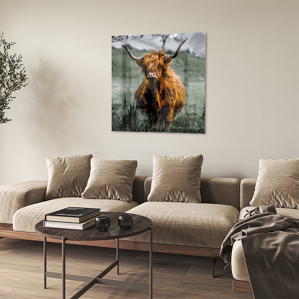 Schots Hooglander schilderij op glas in een groene omgeving.