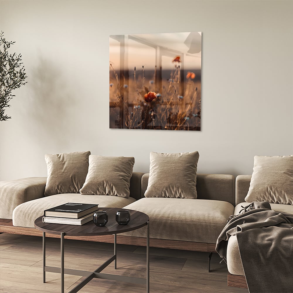 Glazen schilderij van een poppy veld bij zonsondergang, met warme kleuren.