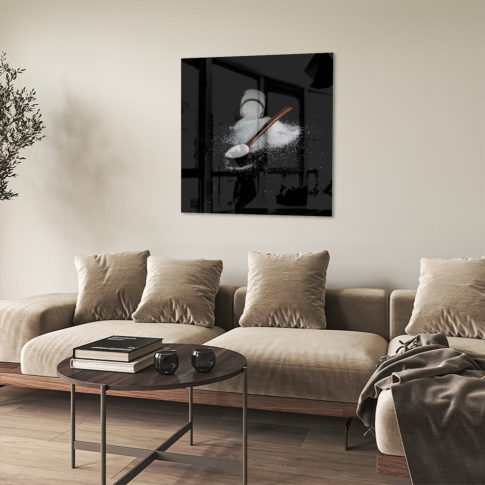 Een glazen schilderij met zout en een lepel op een zwarte achtergrond, ideaal voor keukeninrichting.