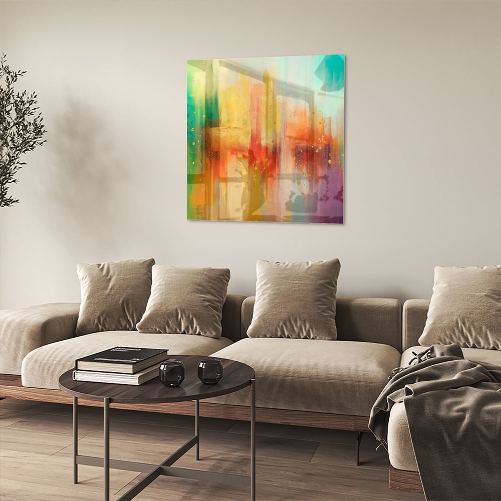 Abstract kleurrijk glazen schilderij aan de muur in een moderne woonkamer.