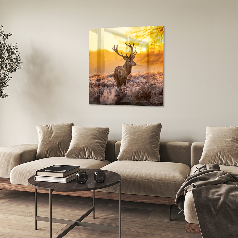 Glazen schilderij van een hert in de opkomende zon boven een veld
