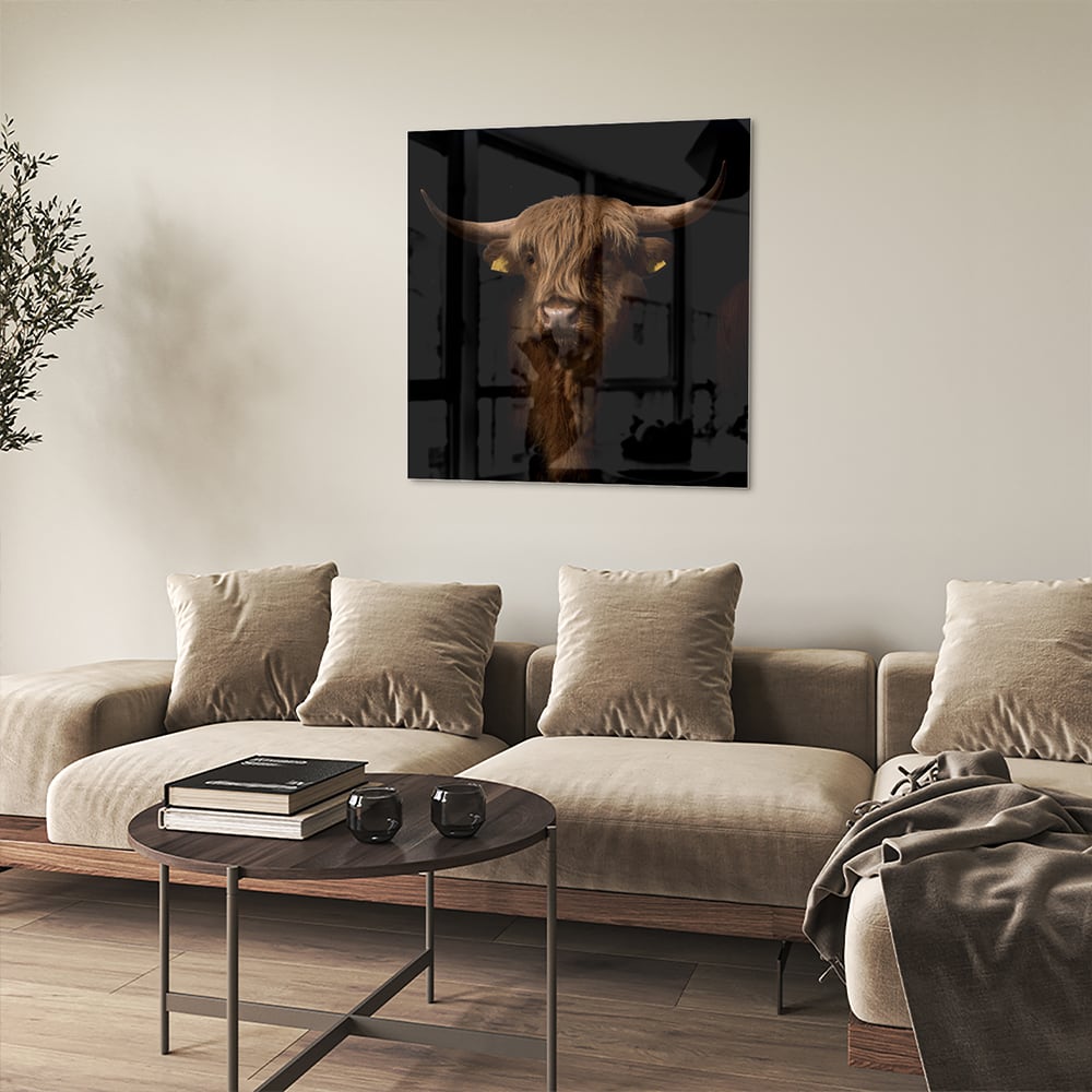 Glazen schilderij van een hooglander, een krachtige uitstraling in interieurdecoratie.