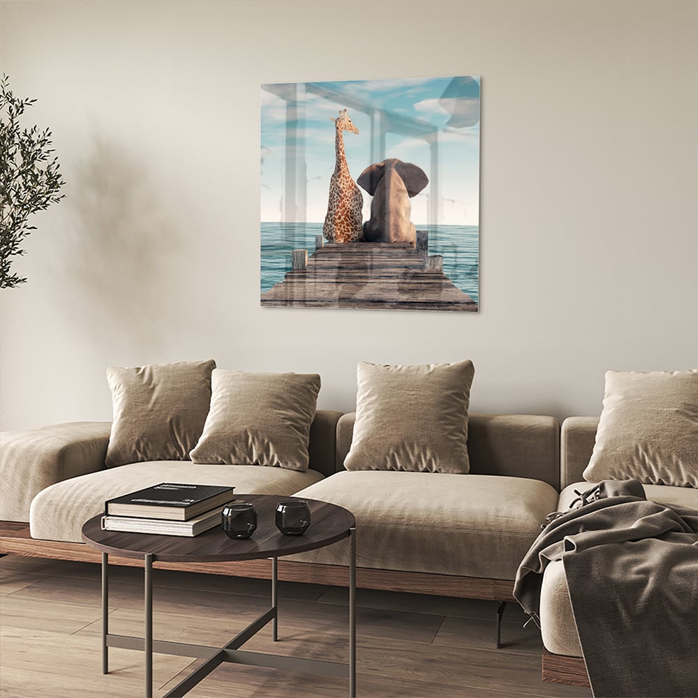 Glazen schilderij van een giraffe en olifant op een houten pier met zee op de achtergrond.