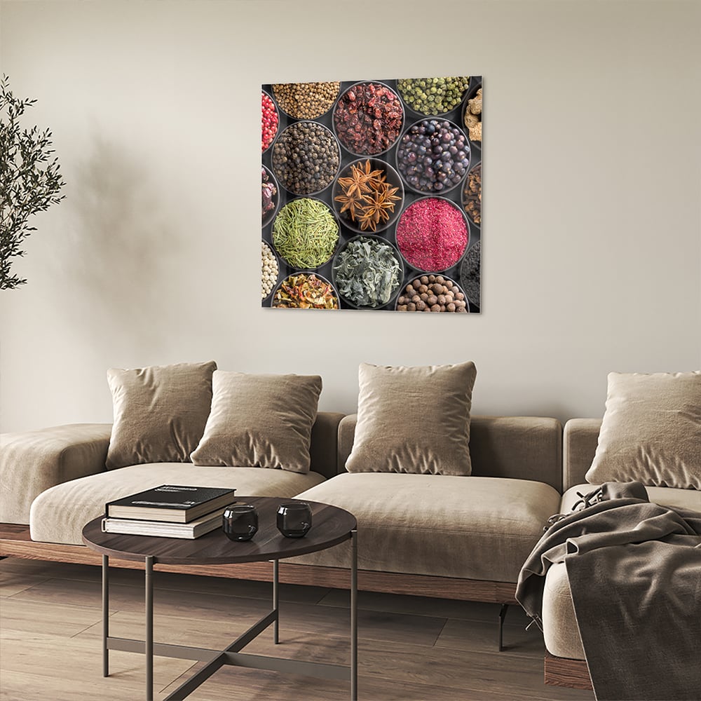Kleurrijk glazen schilderij met diverse specerijen en kruiden in ronde schaaltjes