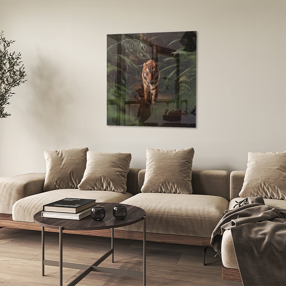 Glazen schilderij van een tijger in de jungle met groene bladeren.