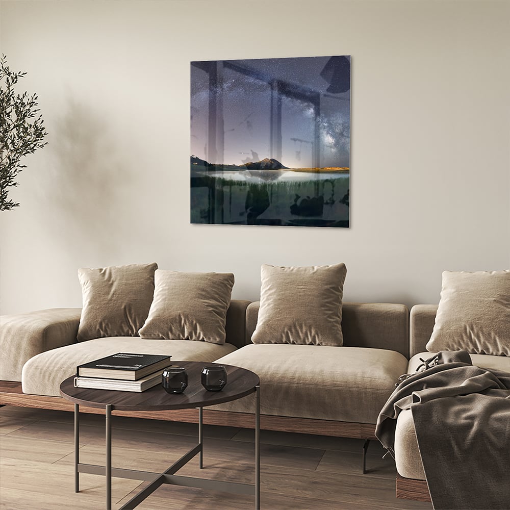 Glazen schilderij met sterrenhemel en bergen aan de wand