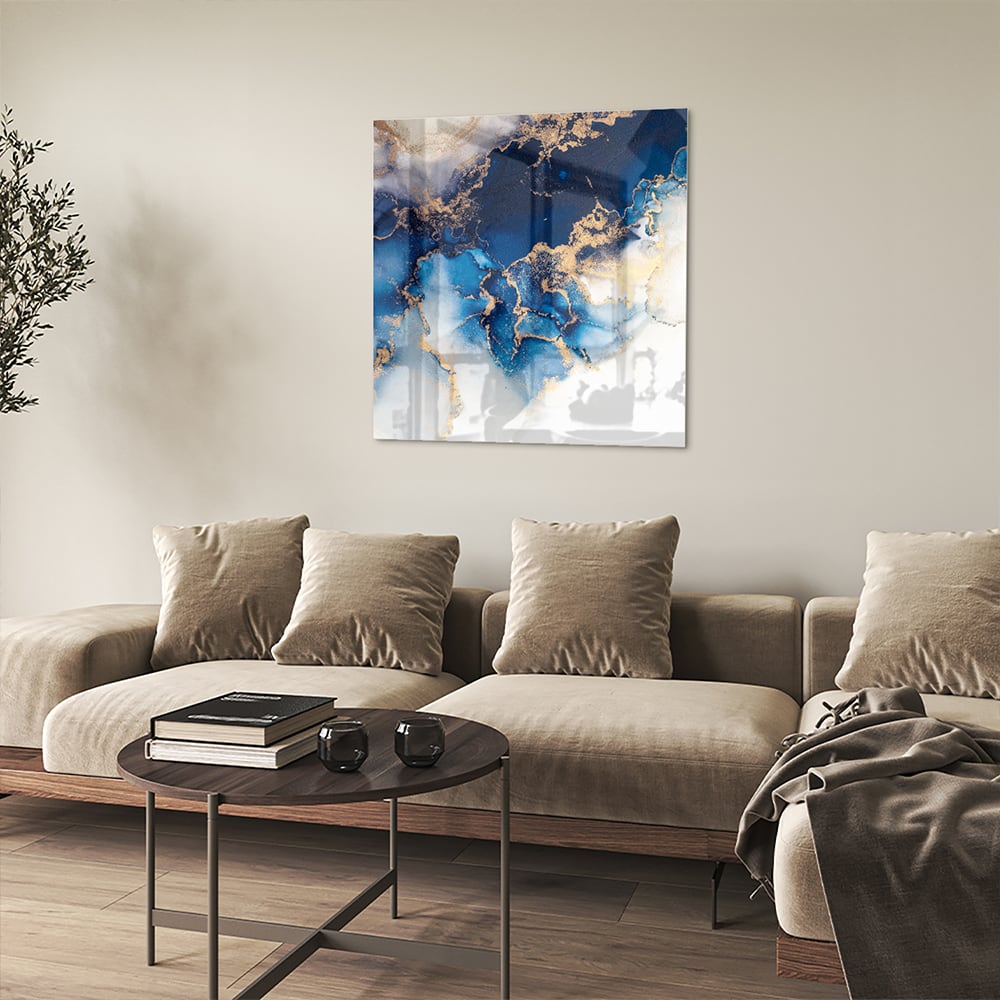 Prachtig glazen schilderij met blauwe en gouden patronen aan de muur.