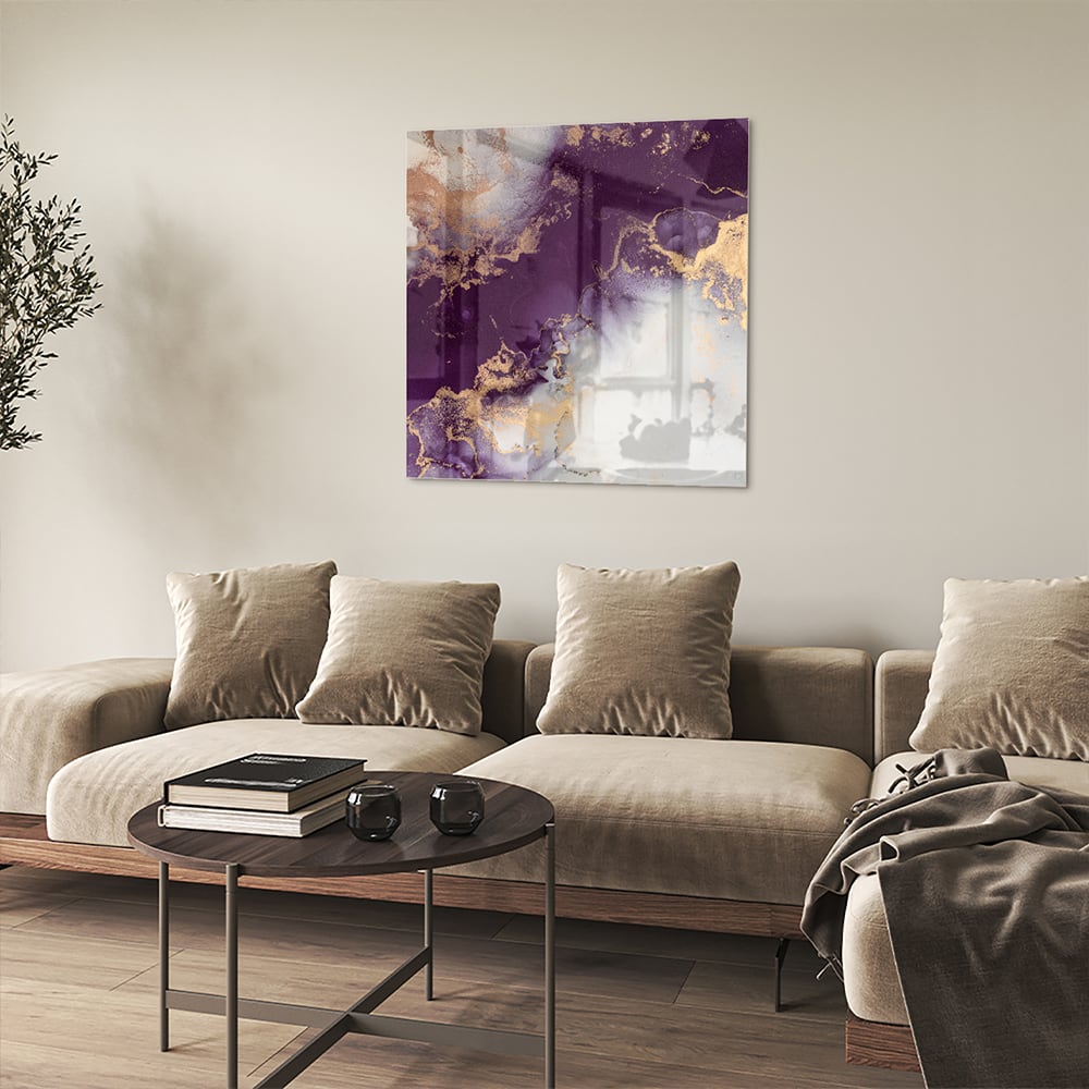 Een elegant paarse glazen schilderij met gouden accenten aan een muur in moderne woonkamer.