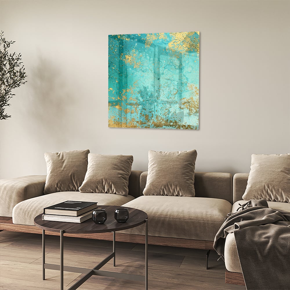 Glazen schilderij met turquoise en gouden accenten aan de muur